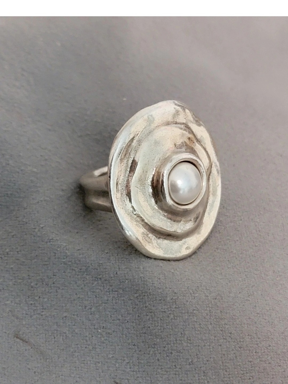 UNO de 50 Texcoco Silver Plated Ripple Ring with White Pearl Accent Size 7.5